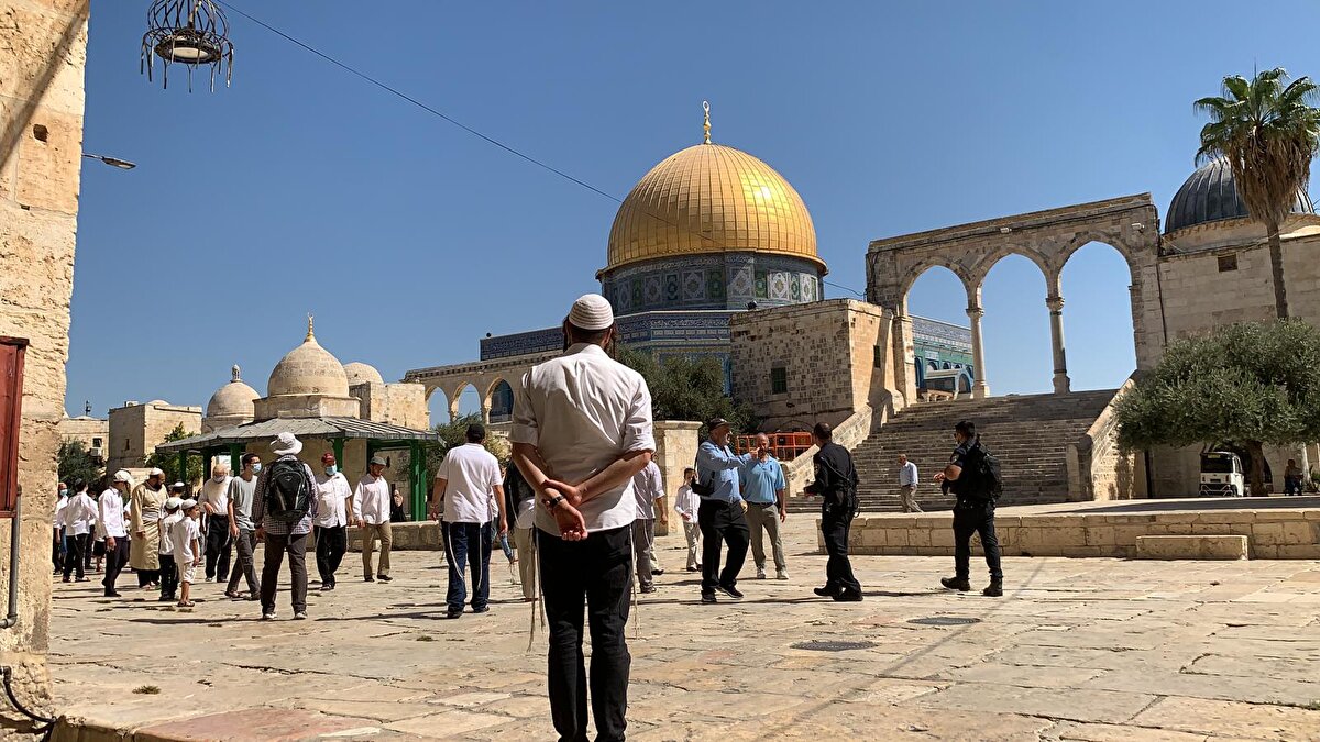 Mescid-i Aksa, İsrail ile Ürdün arasında 26 Ekim 1994'te imzalanan barış antlaşmasına göre Ürdün Vakıflar, İslami İşler ve Mukaddesat Bakanlığı'na bağlı Kudüs İslami Vakıflar İdaresi'nin himayesinde bulunuyor.  Ancak Yahudiler, 2003'ten bu yana İdarenin izni olmadan İsrail'in tek taraflı kararıyla polis eşliğinde kutsal mabede giriyor.